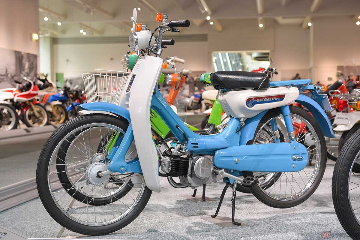 1969年に発売されたホンダのモペット「リトルホンダPC50」は、手軽に乗れて経済的なファミリーバイク
