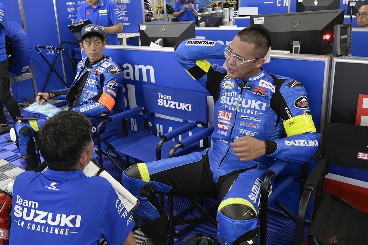 「チームスズキCNチャレンジ」のライダーを努めた生形 秀之(おがた ひでゆき) 選手(左)。いつでも走れる状態で待機しチームを支えました