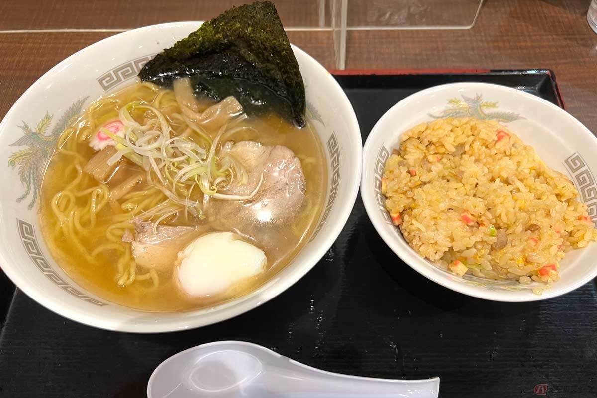 中央道「釈迦堂PA」(上り)でいただく「あごだしラーメン+ミニチャーハンセット」(880円)は、いまどきにしては安い価格設定で嬉しくなる