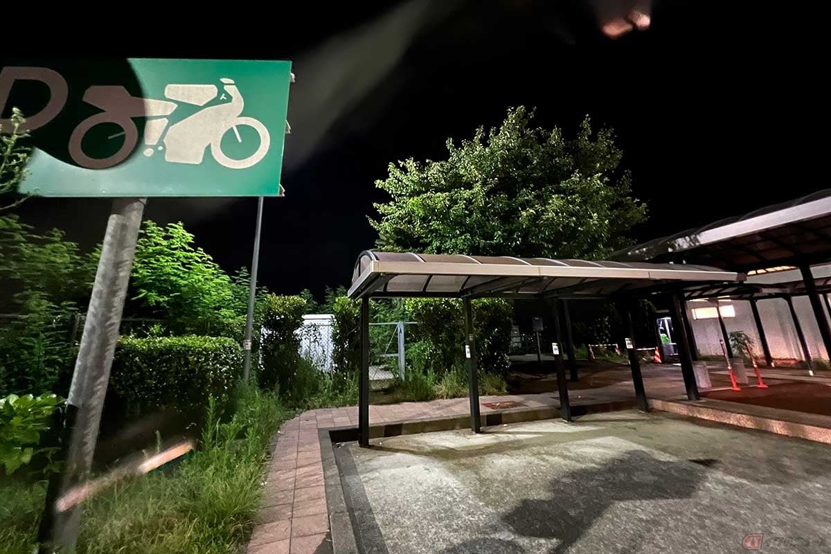 2輪専用の駐車スペースもしっかり確保されている。しかも屋根付き