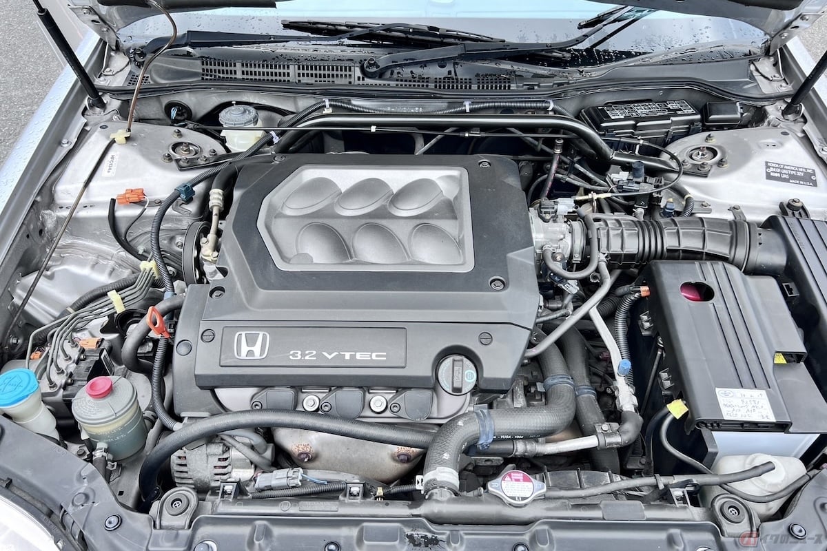 V型6気筒3.2リッターVTECエンジンを搭載する「32V」(写真提供:Mクラフト)