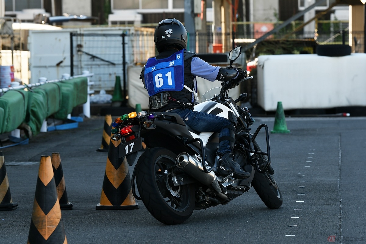 普通自動車免許を保有している場合は、教習所の学科教習はすべてのバイク免許で1時限のみですが、技能教習ある
