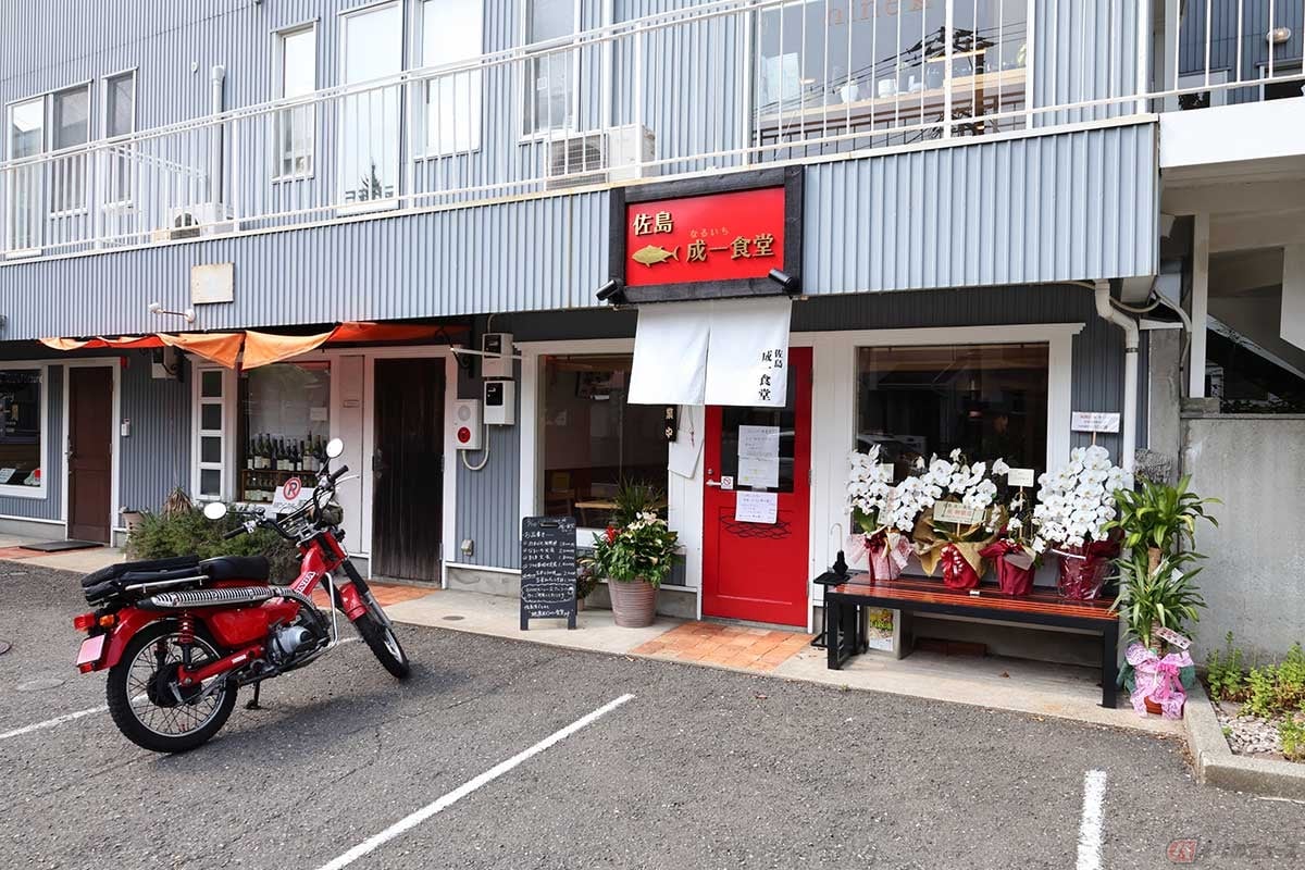 葉山町一色の「アトリエ943」にオープンしたばかりの「佐島 成一食堂」へ。赤い看板と扉が目印