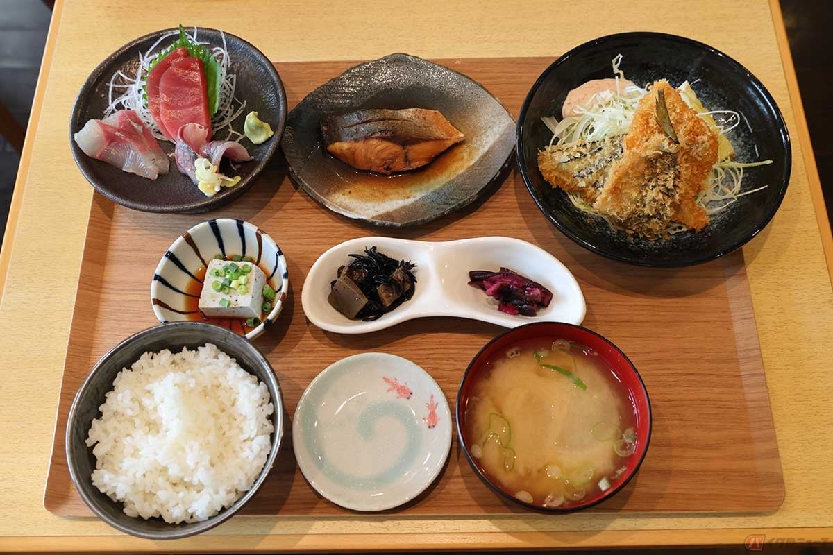 「佐島 成一食堂」の「なるいち定食」は、刺身、揚げ物、焼き魚もしくは煮魚のセット。日によって内容は変わるそう