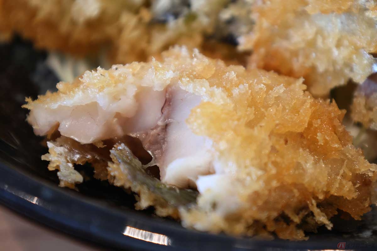 この日の揚げ物はアジ、鯛、茄子のフライ。アジフライはサクサクのふわふわでとても美味しい