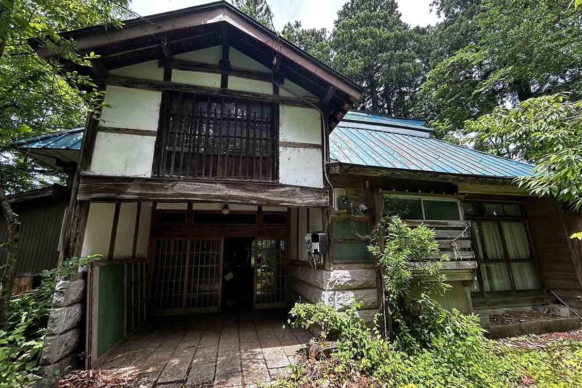 新潟県上越市にある古民家（取材協力：株式会社お不動さん）。欅を贅沢に使った作りが特徴です