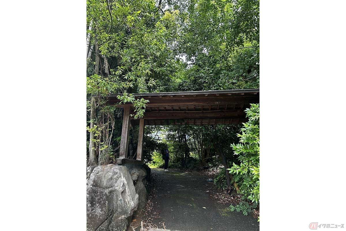 新潟県上越市にある古民家（取材協力：株式会社お不動さん）。立派な門と玄関がお迎えしてくれます