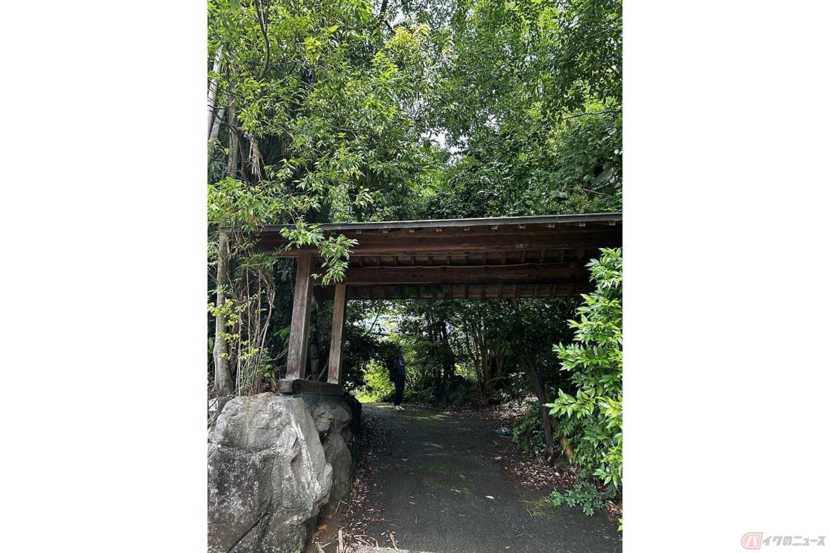 新潟県上越市にある古民家(取材協力:株式会社お不動さん)。立派な門と玄関がお迎えしてくれます