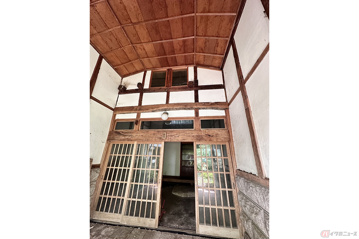 新潟県上越市にある古民家（取材協力：株式会社お不動さん）。バイクの出し入れも余裕でできてしまいます