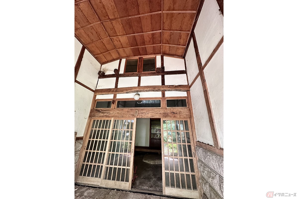 新潟県上越市にある古民家(取材協力:株式会社お不動さん)。バイクの出し入れも余裕でできてしまいます