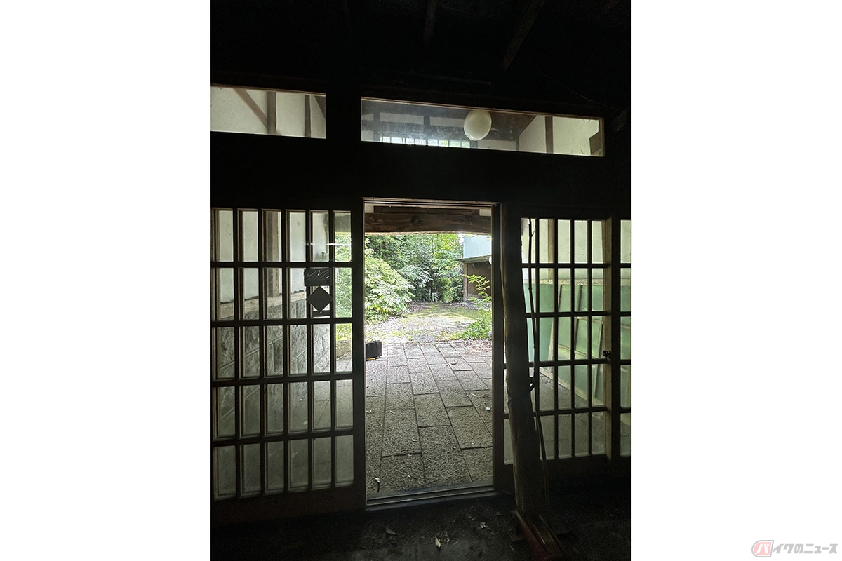 新潟県上越市にある古民家（取材協力：株式会社お不動さん）。バイクの出し入れも余裕でできてしまいます