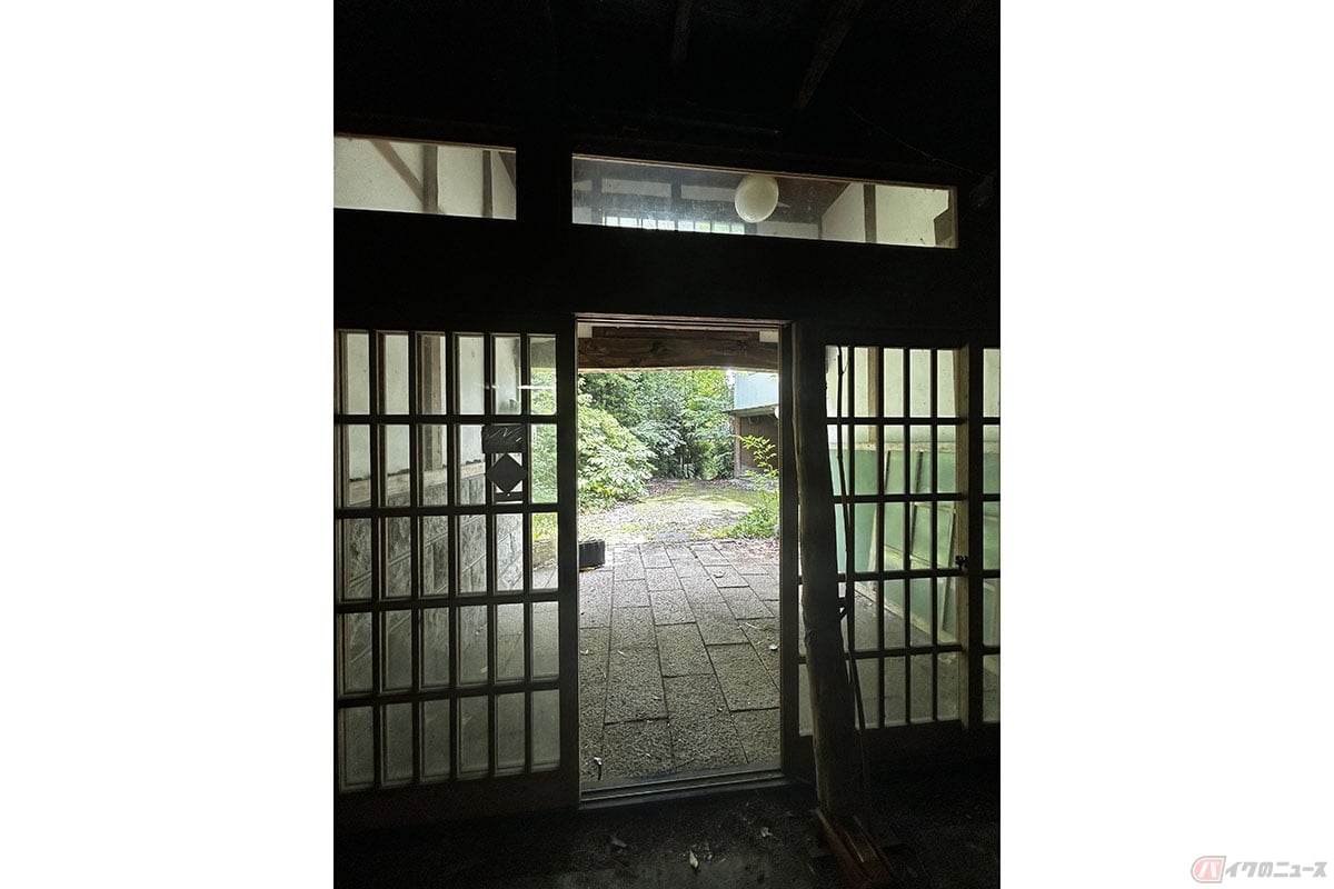 新潟県上越市にある古民家(取材協力:株式会社お不動さん)。バイクの出し入れも余裕でできてしまいます