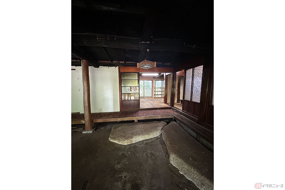 新潟県上越市にある古民家（取材協力：株式会社お不動さん）。広々とした土間も備わっています