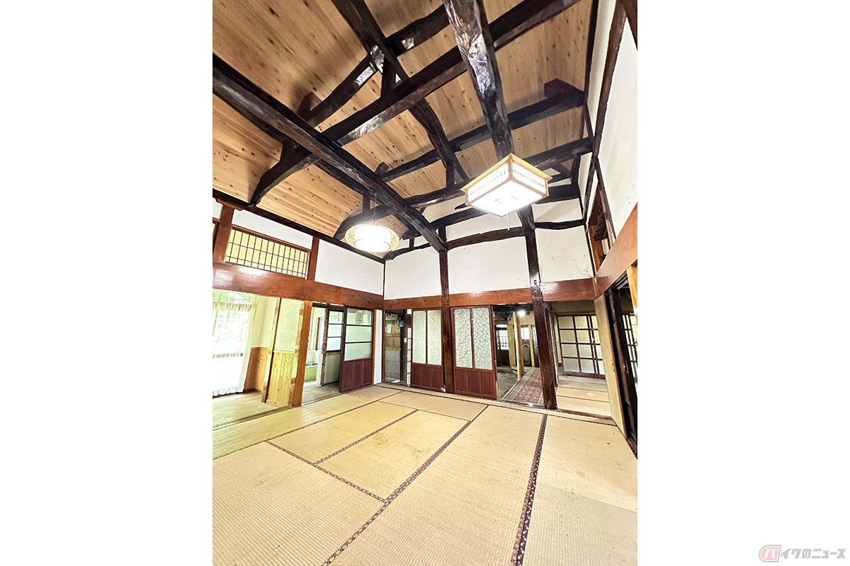 新潟県上越市にある古民家（取材協力：株式会社お不動さん）。和室は13.7畳と11.7畳、4畳、6畳、10畳の5部屋あります