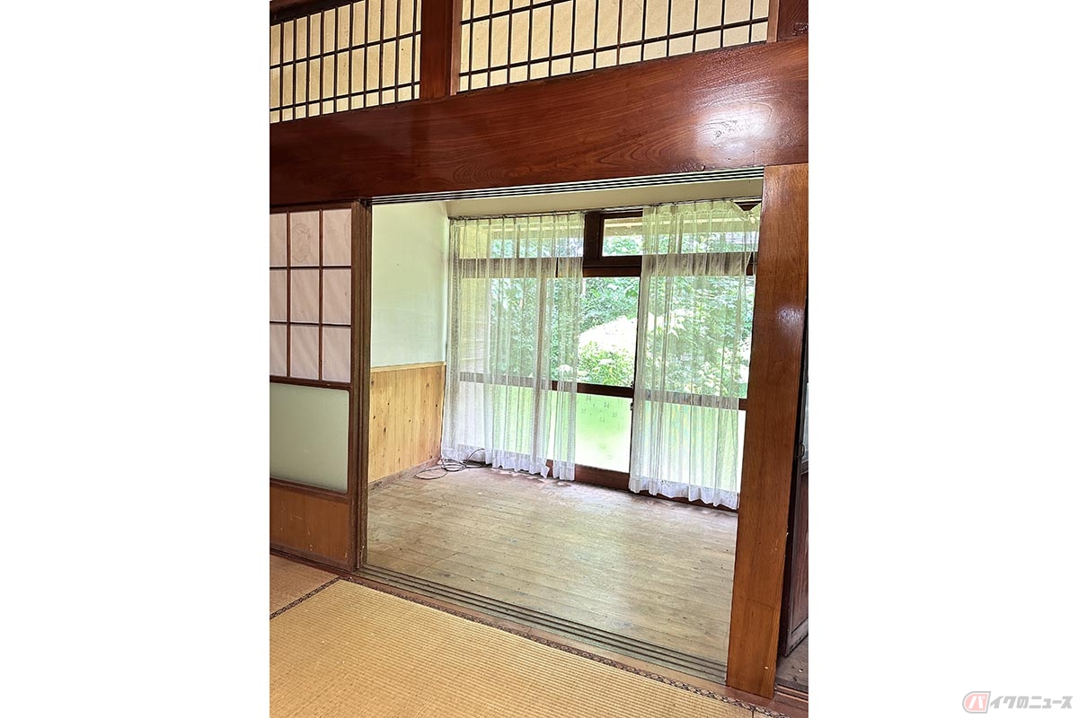 新潟県上越市にある古民家（取材協力：株式会社お不動さん）。窓の外には庭が広がります