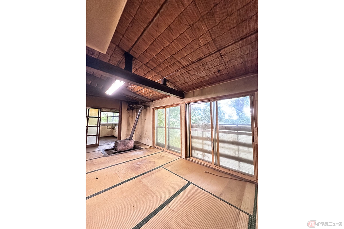 新潟県上越市にある古民家（取材協力：株式会社お不動さん）。薪ストーブも備えられています