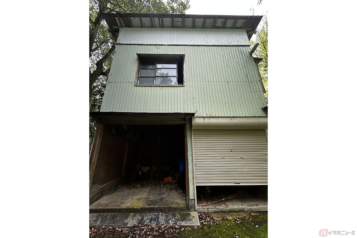 新潟県上越市にある古民家（取材協力：株式会社お不動さん）。敷地内には2階建ての倉庫も建てられています