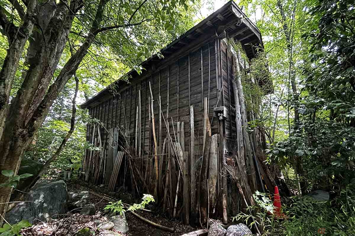 新潟県上越市にある古民家（取材協力：株式会社お不動さん）。庭には古い納屋もあります