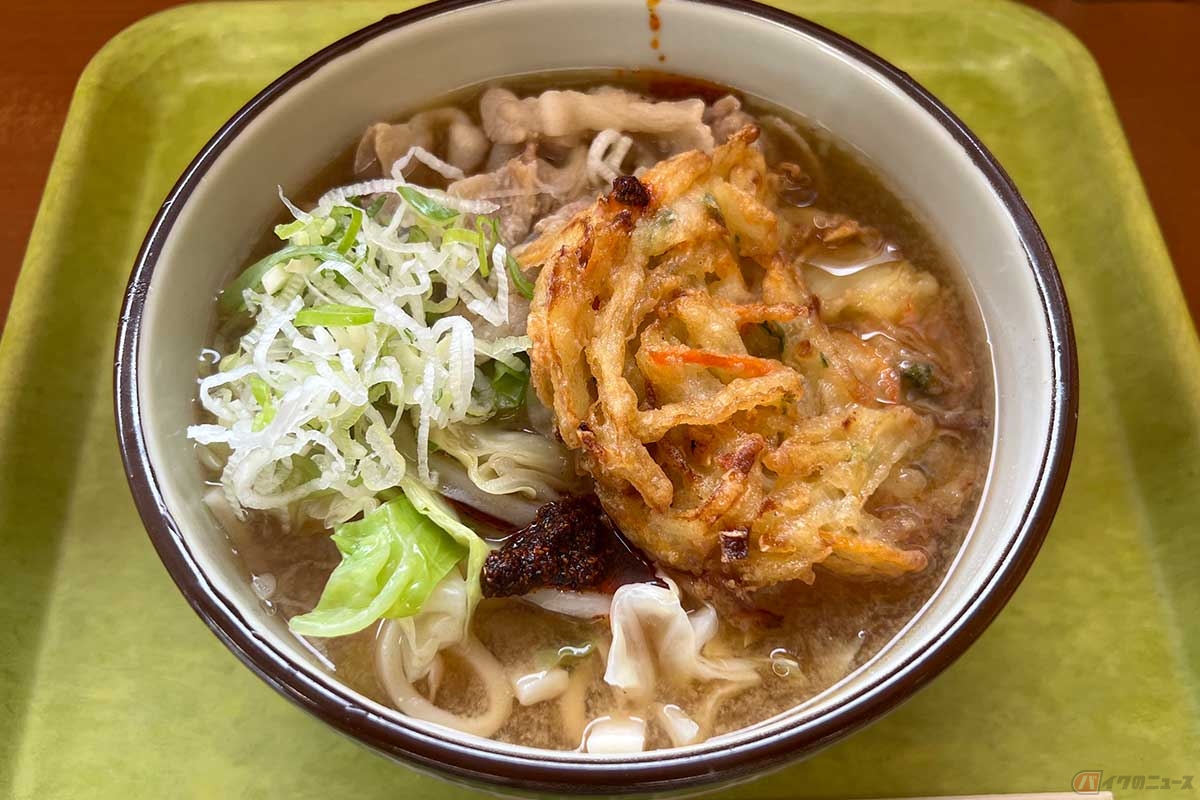 中央道「初狩PA」(下り)に立ち寄る度にリピートしてしまう「吉田のうどん」。今回は「吉田の天ぷらうどん」(830円)を注文。濃いめのつゆとかき揚げの相性は抜群だった
