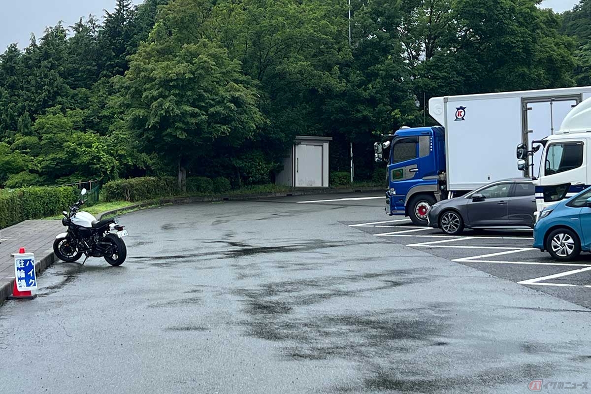 パイロンが置かれているだけだが、以前は無かった2輪専用の駐車スペースが設けられている。全国的にも珍しく屋根も無く区画整理もされていない。これから整備されるのだろうか?