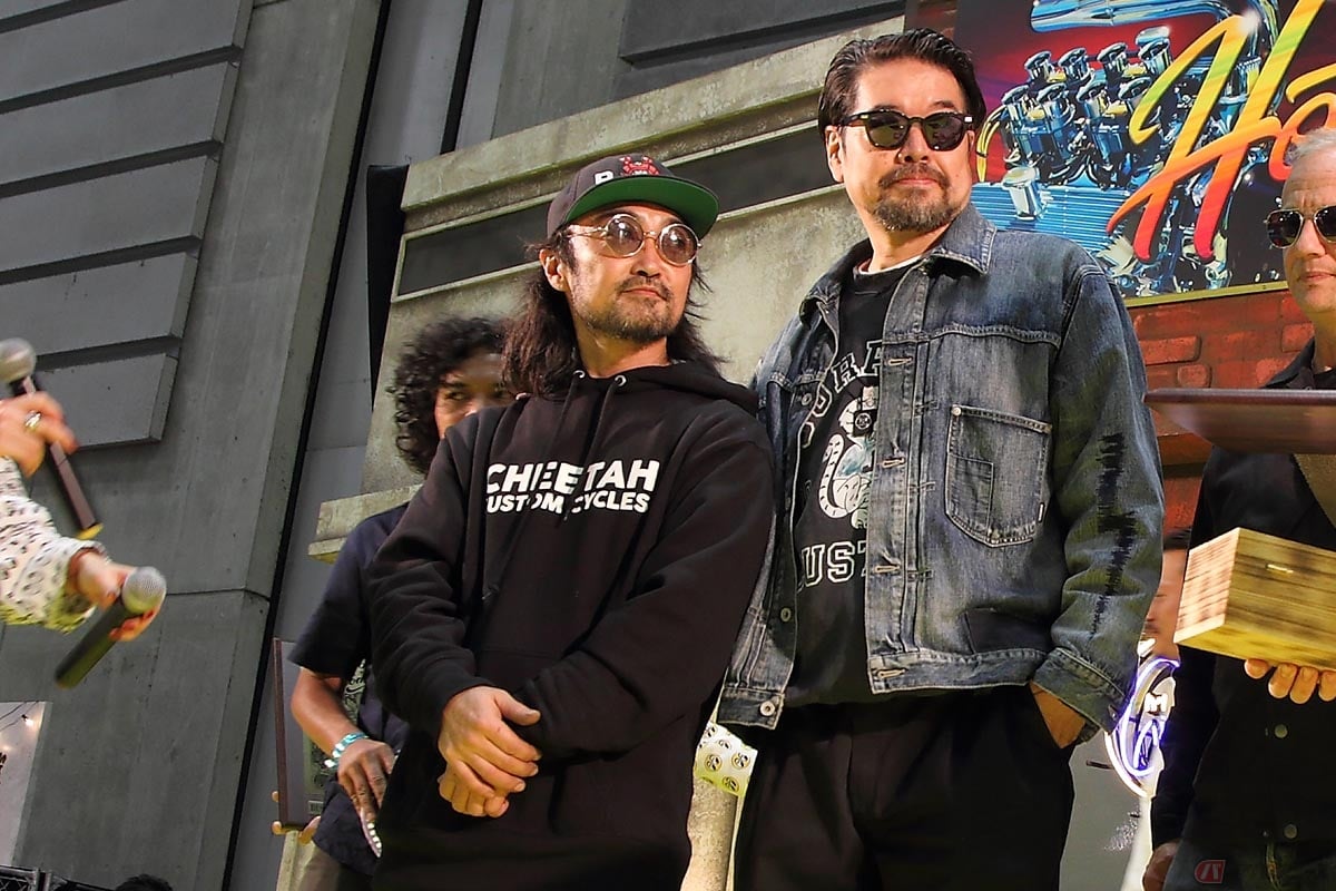 『NEIGHBORHOOD』の滝沢伸介氏(右)と『CHEETAH CUSTOM CYCLES』の大沢俊之氏(左)によるプロジェクト、『JURASSIC CUSTOMS』の『KOSLOW』はHCS2023でベスト・オブ・ショーモーターサイクルを獲得