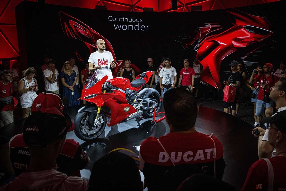 新型「パニガーレV4S」が展示されていた部屋。スタッフがその進化を丁寧に説明してくれます