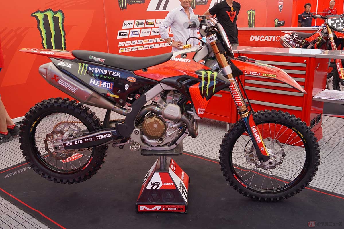 ドゥカティがイタリアの選手権に参戦する「デスモ450MX」も展示。ドゥカティらしい、とてもコンパクトなつくりに感動