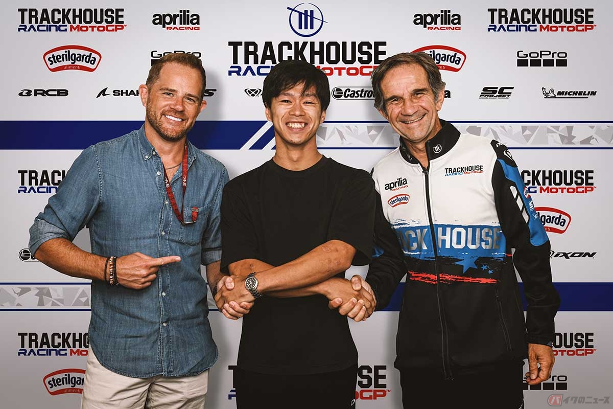 トラックハウス・レーシングのチーム代表であるダビデ・ブリビオ（右）、チームオーナーであるジャスティン・マークス（左）と握手を交わす小椋選手