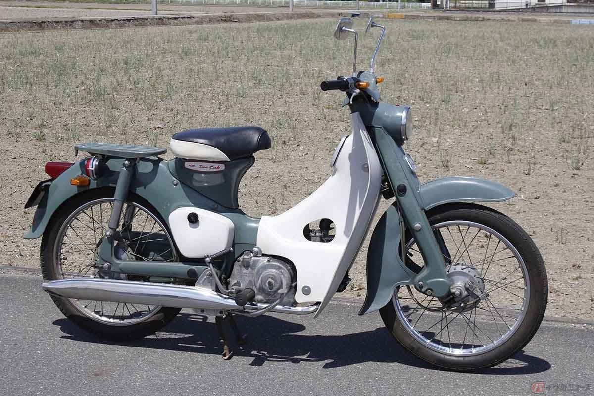 ぼくが所有する1962年式のスーパーカブC100。作業前はメインスタンドをかけてもリアタイヤが地面に設置する状態でした