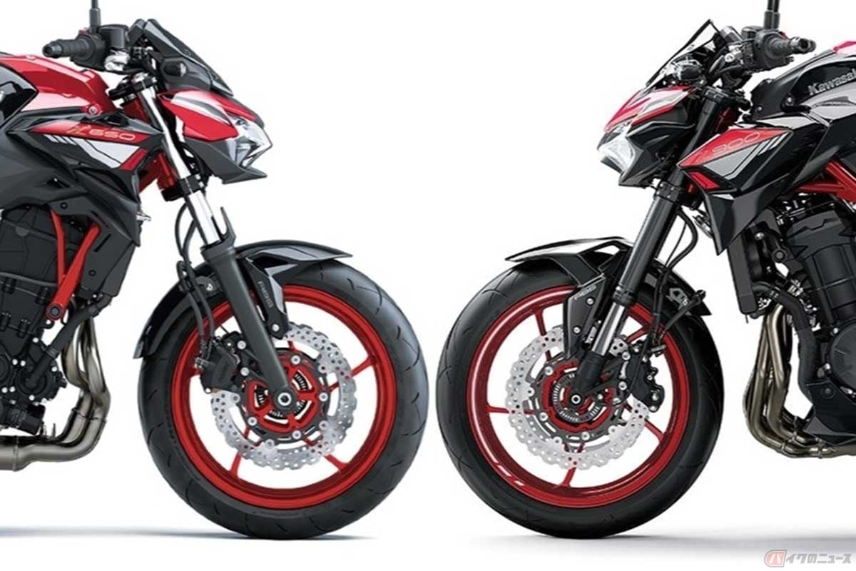 写真左が正立式フロントフォークで、右が倒立式フロントフォーク