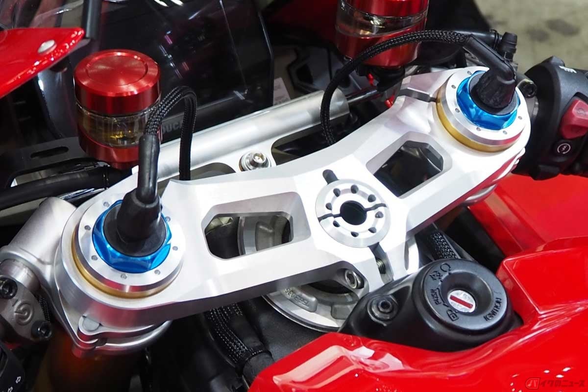 電子制御式サスペンションのフロントフォークは総じて倒立式。写真はドゥカティ「パニガーレV4S」のオーリンズ製の倒立式フロントフォーク