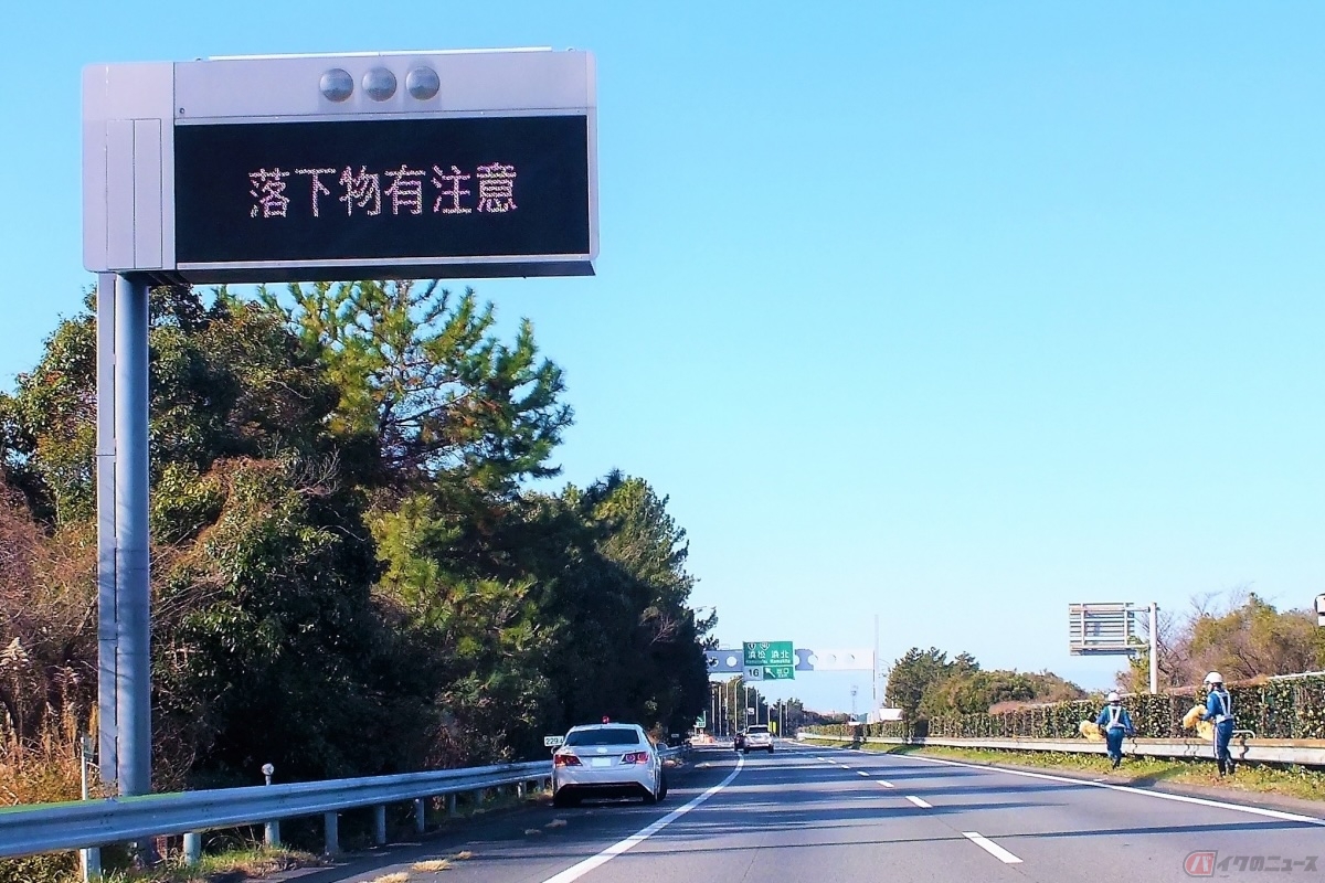 落下物を発見した際に急ブレーキをかける行為は、事故に繋がる可能性があるため厳禁。事故の危険性を少しでも減らすためにも、周囲の安全を確認した後に避ける必要がある