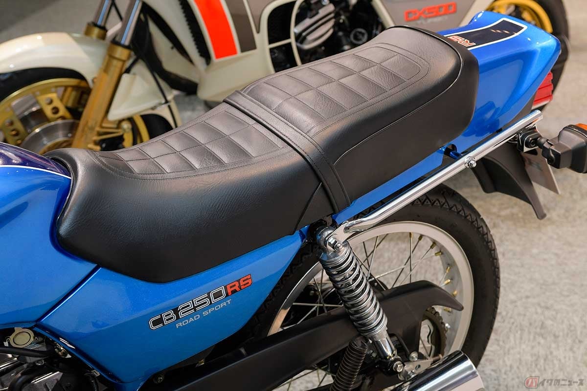 インテグレーテッド・ストリームラインにマッチする前後一体型のシート。ニーグリップ部分はさらにスリム