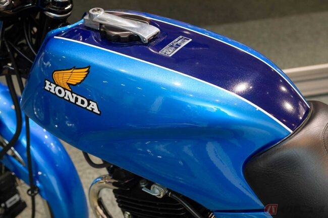 細い!! 軽い!! バンク角42度!? ホンダ「CB250RS」はモダンシングルの純