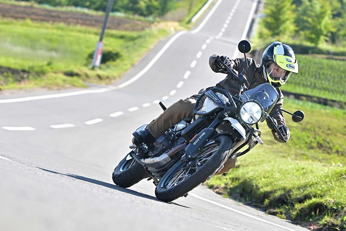 ロイヤルエンフィールド新型「HIMALAYAN」(2024年型)に試乗する筆者(松井勉)