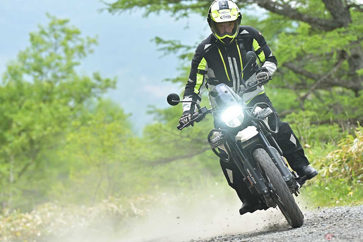 ダートでは先代のマイルドなパワー特性に対して、新型はファンライドも楽しめるトレールバイクのような印象。大排気量アドベンチャーモデルとは異なる親しみやすさもアリ