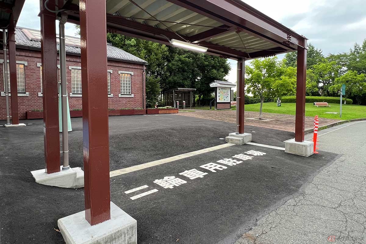 それほど広くはないが、屋根付きで2輪専用の駐車スペースも整備されていた