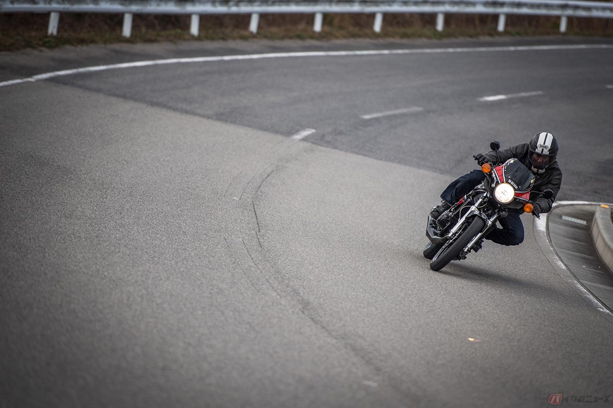 ヤマハ「RZ250R」に乗る筆者（後藤武）