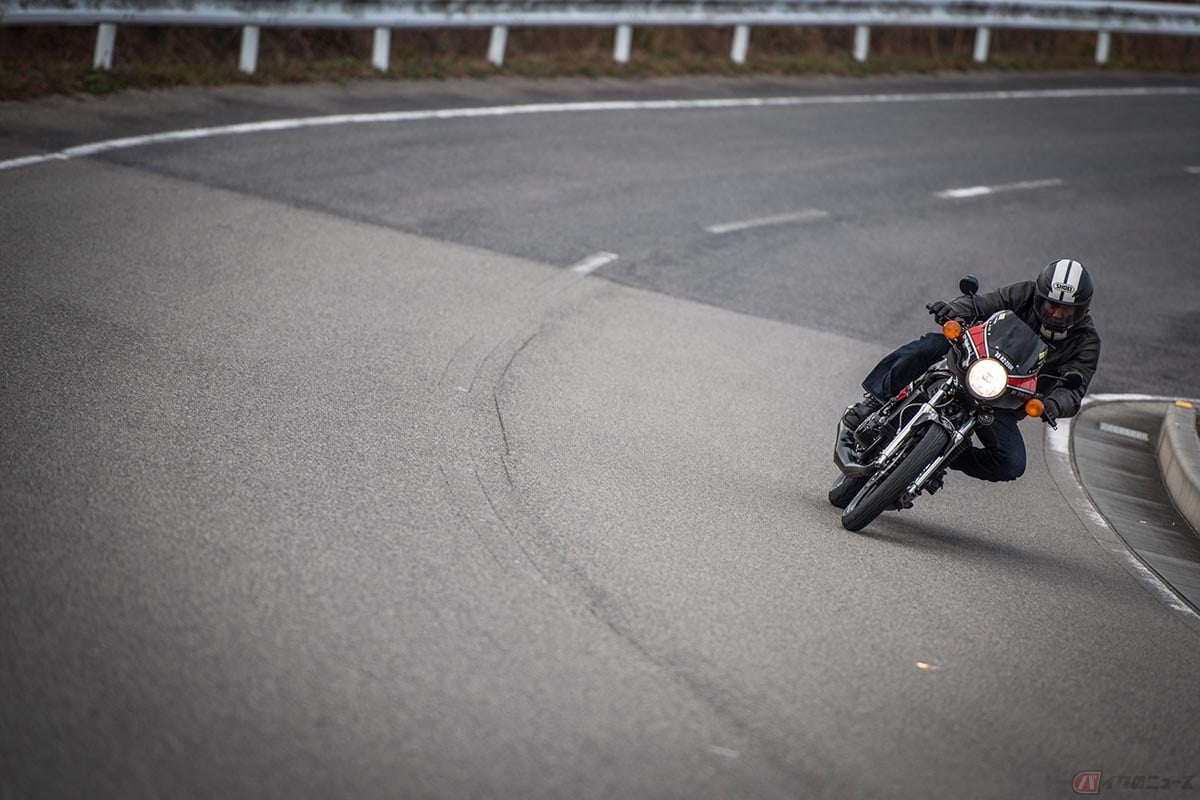 ヤマハ「RZ250R」に乗る筆者(後藤武)