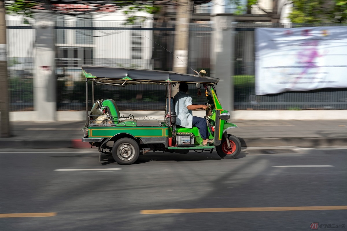 トゥクトゥクは公道や高速道路までも走行することが可能ですが、普通自動車免許で運転できるからといって、操作方法はクルマとまったく同じというわけではない
