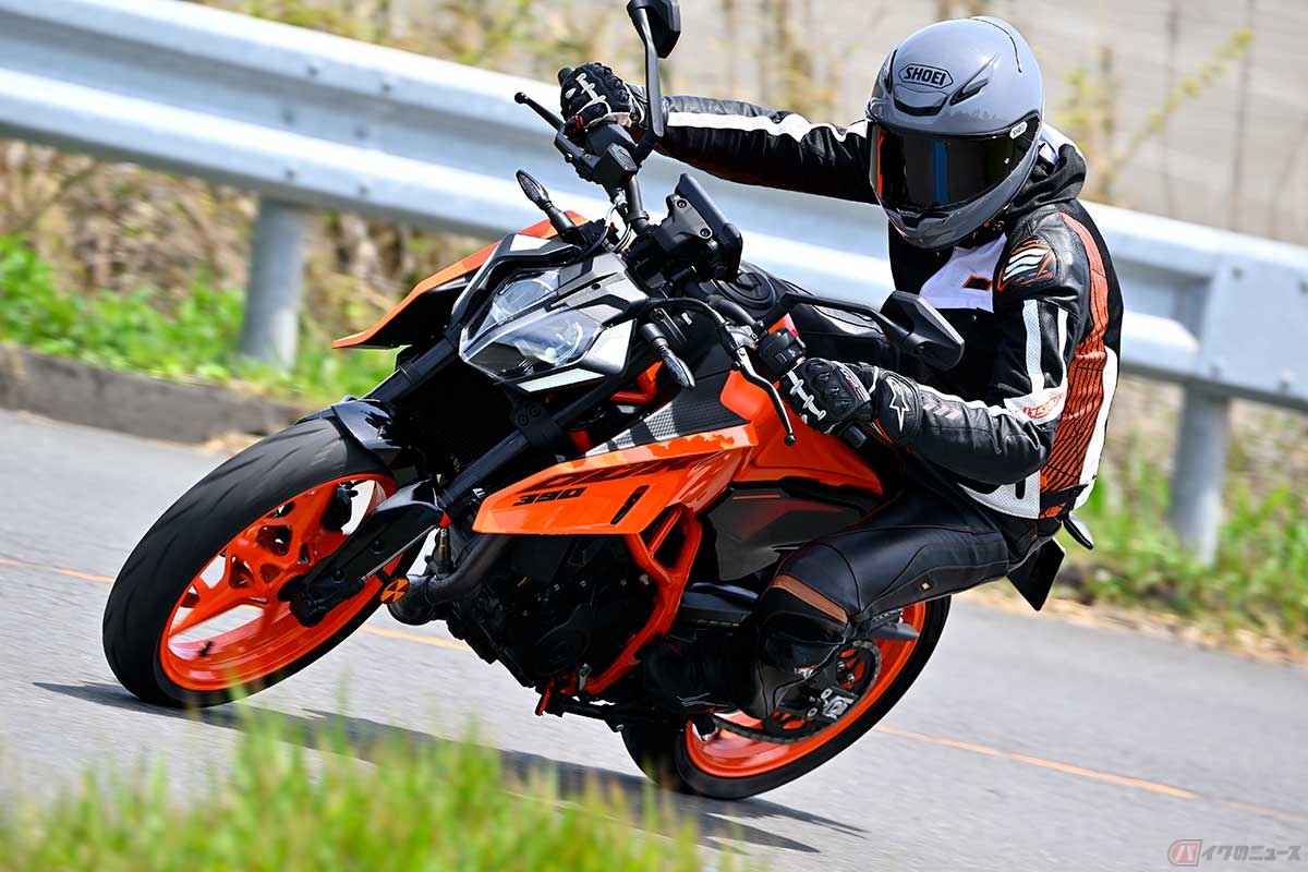 KTM「390 DUKE」に試乗する筆者(中村友彦)
