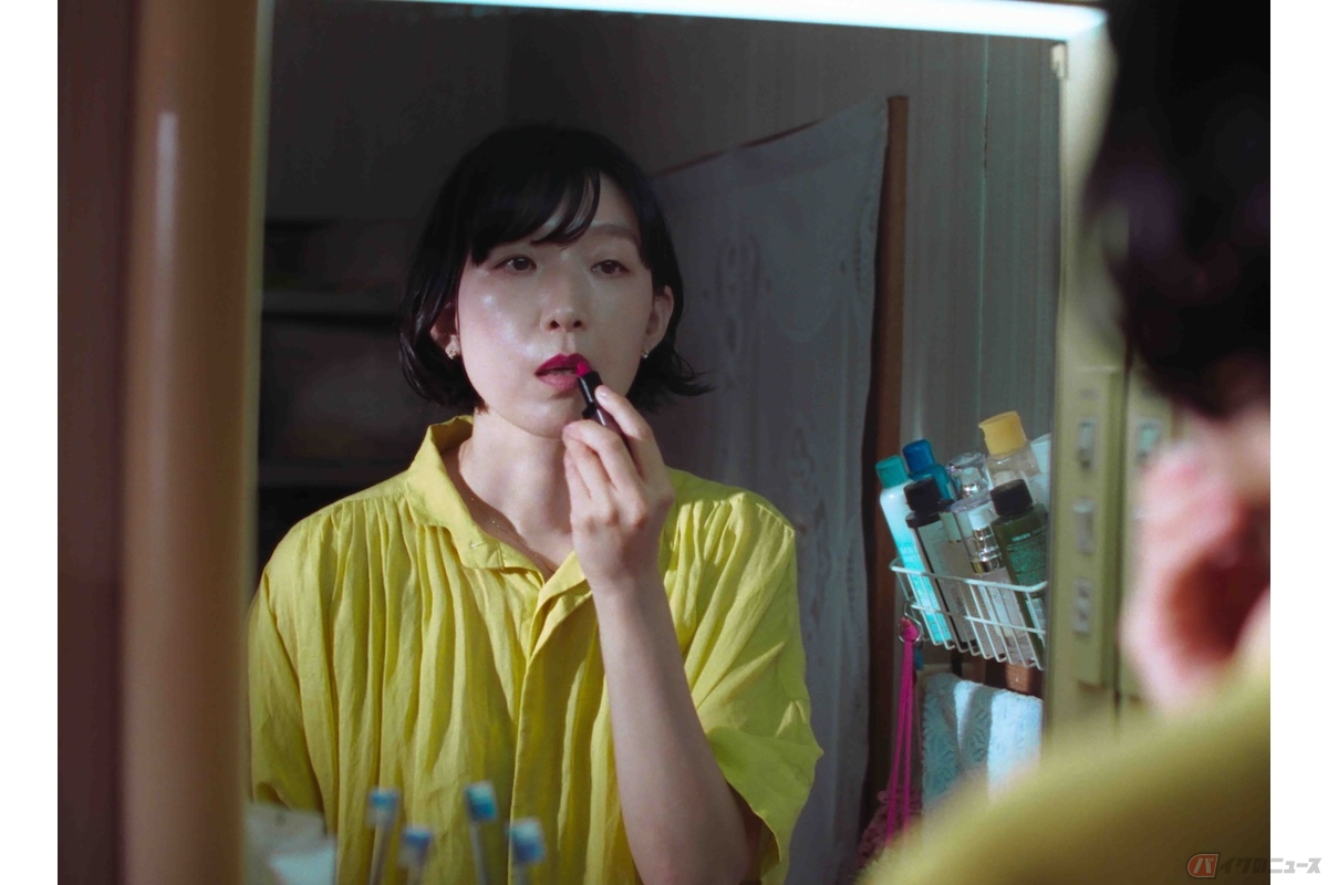 リップを塗る桃子(c)2013 吉田修一／新潮社　(c)2024 「愛に乱暴」製作委員会