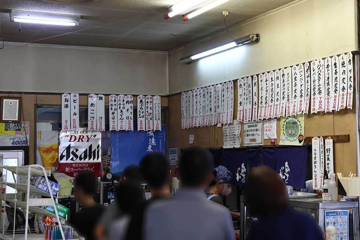 店内の壁には驚くほど沢山のメニューが並ぶ。レジで注文してテーブルを指定され、出来上がりを待つ。食券等はない