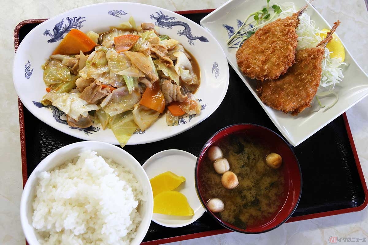 筆者がオーダーしたのは一番人気の「バイパススタミナ定食」と、まさかあるとは思わなかった「あじフライ」