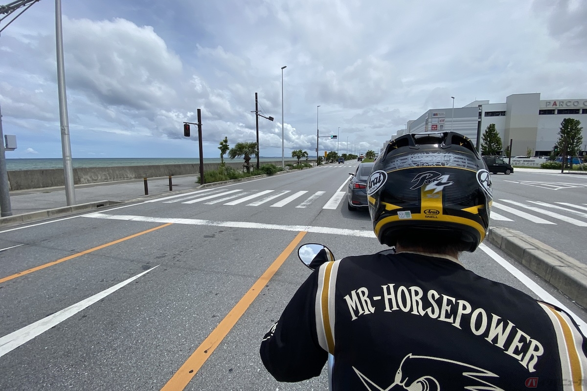 右折をする際に沖縄の道路では、バイクは交差点付近になると後続車に注意しながら、道路の左端から右端まで移動する必要がある