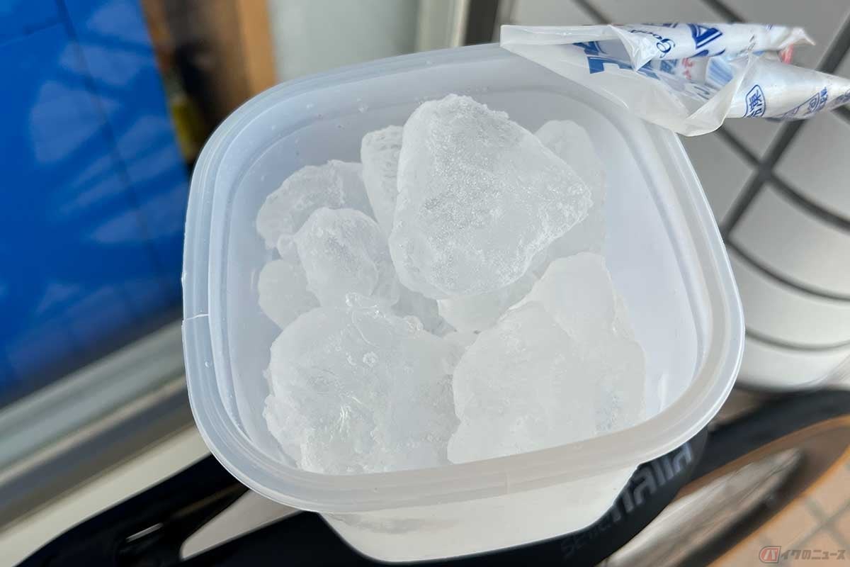 コンビニで購入したカップタイプのロックアイス。大小様々なサイズの氷が入っています