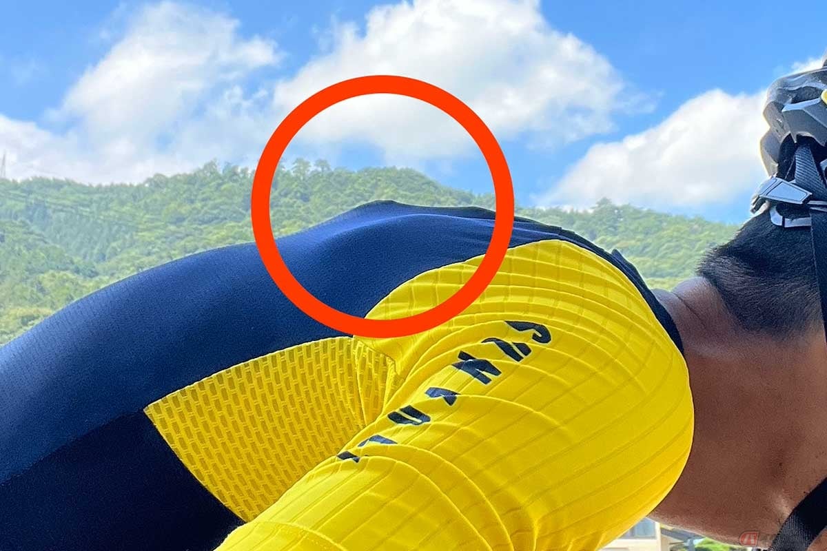 ジャージの首筋から背中にかけての部分に氷を挟みます