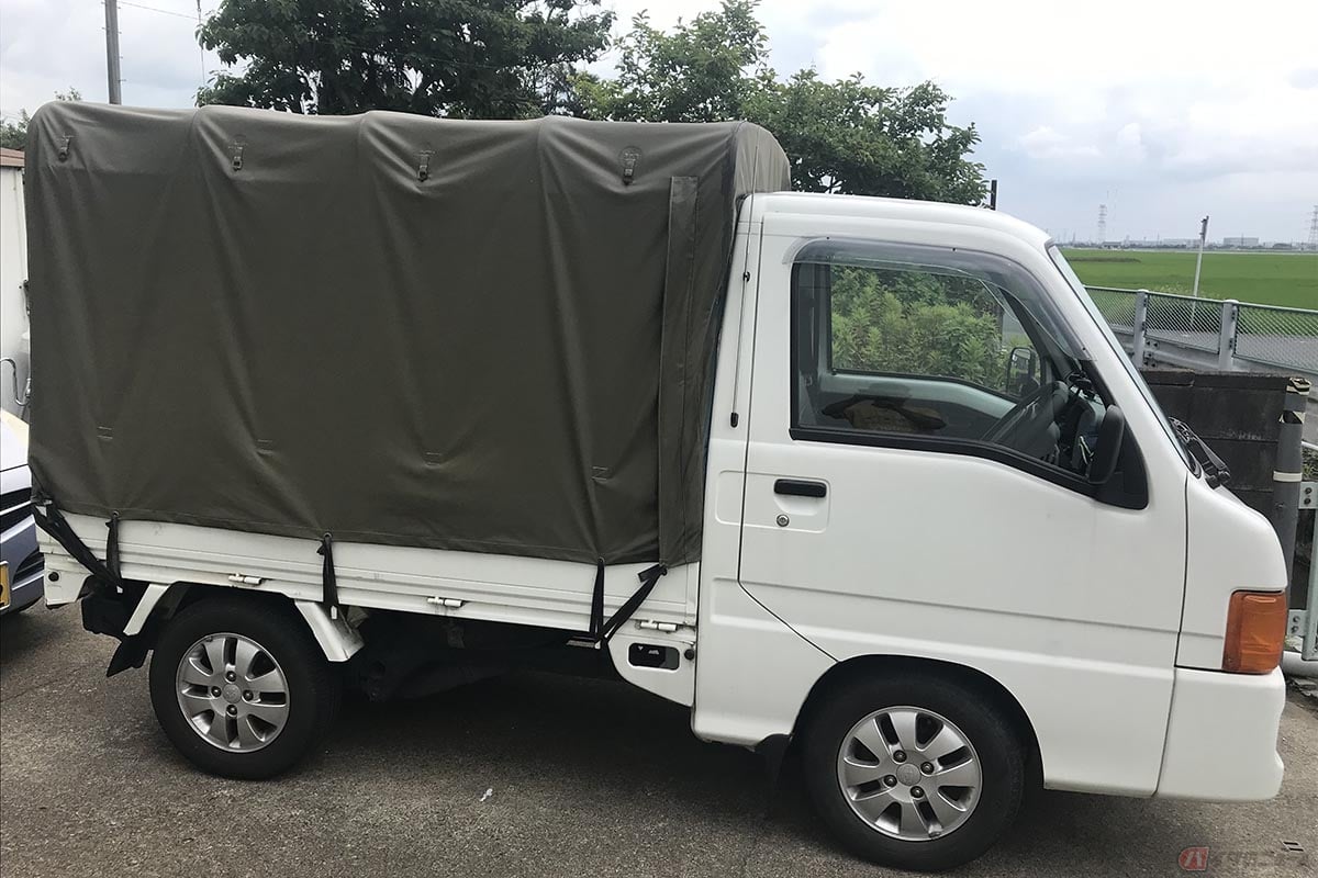 メルカリで購入したTT1は、バイク仲間へ嫁いでいきました。この低い幌は3方開き対応部品で、スバル用品の指定部品のようです。青帽へ移植しましたが、本来の赤帽幌車(横幌は固定式で開きません)と比べて、使い勝手はかなり良いです。大型バイクの積載も楽々!!