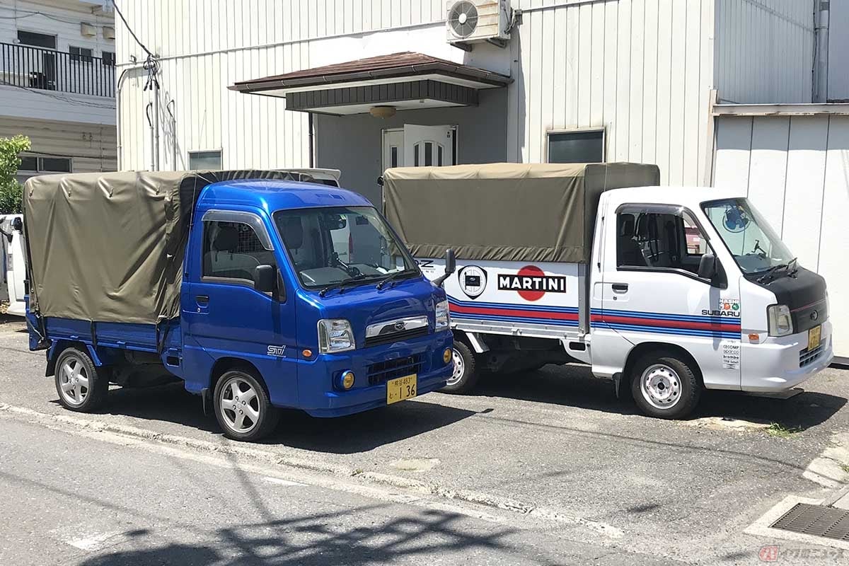 水没号こと「ランチア・ストラトス・マルティーニレーシング」号と並べて、WRCイメージになりました!? 赤帽箱の可動幌天井が青帽号の幌と比べて高く見えますが、高さはほぼ同一で、見た目の違いは標準ルーフとハイルーフの違いになります