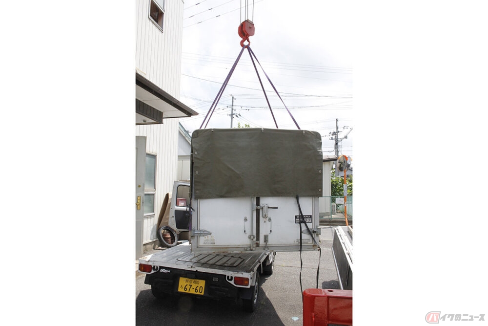 屋根部分の高さを上下できる「赤帽箱」を装着!! バイク仲間に嫁いで 